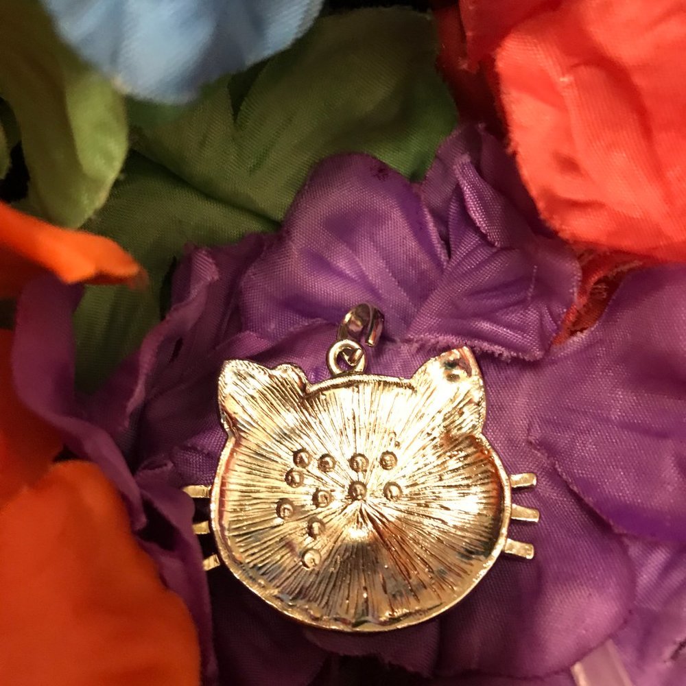 Hello Kitty Charm - Picture 2 of 15